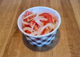 68. Paradajkový šalát s cibuľkou (150 g)